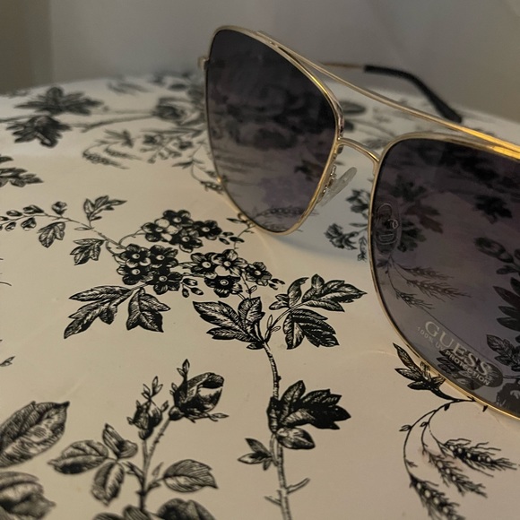 New with tag guess sunglasses - Picture 7 of 7